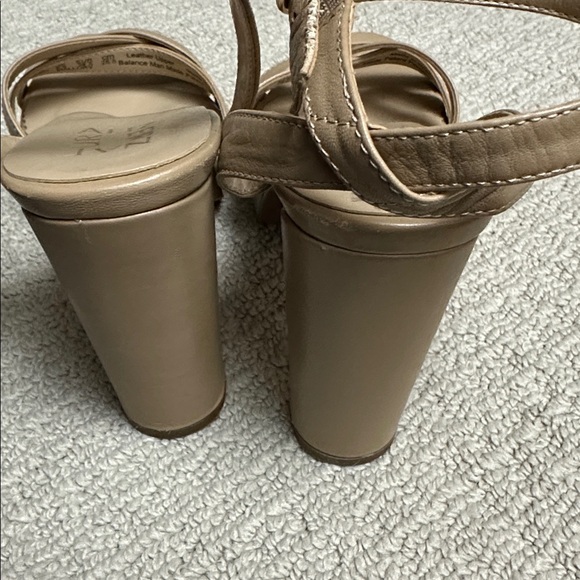 Naturalizer tan strapping heels. Sz 8.5 - Picture 9 of 10